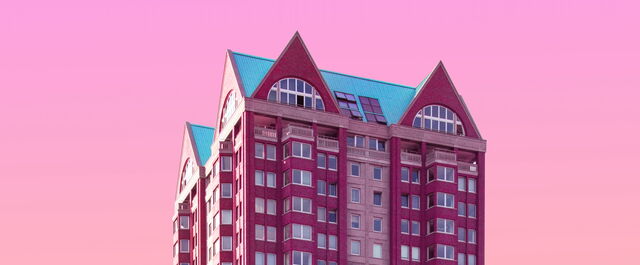 Wolkenkratzer vor pinkem Himmel